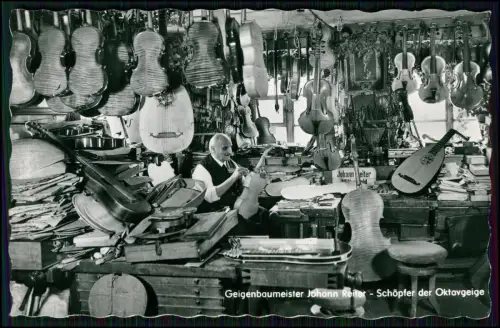 AK Echt Foto - Geigenbauwerkstatt zahlreiche Violinen und Lauten Instrumentenbau
