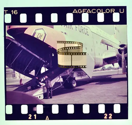 Agfacolor Dia -  Air-Force-Militärflugzeug - geöffnete Ladeluke beim Beladen