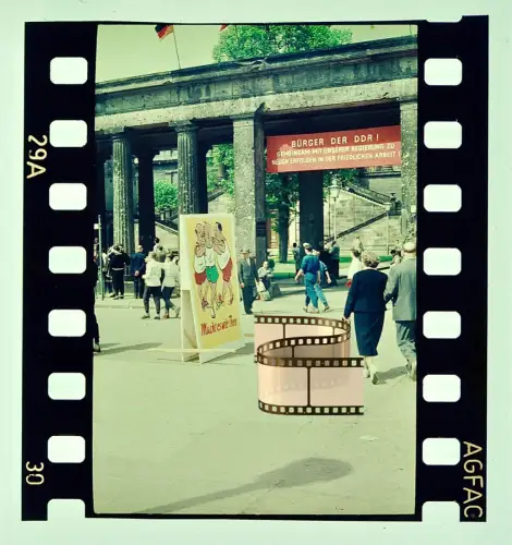 Agfacolor Dia - DDR-Propaganda Brandenburger Tor Schild Macht es wie Theo 1950er