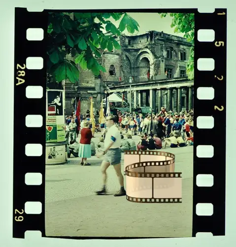 Agfacolor Dia - DDR-Alltag Berlin Menschen versammeln sich am Pariser Platz 1957