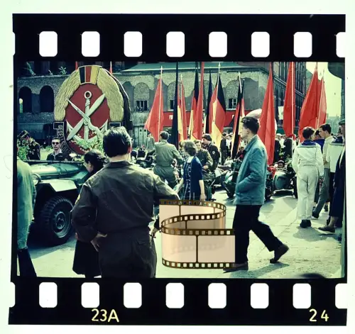 Agfacolor Dia - Berlin DDR Militärparade - Volksfest Soldaten Fahnen & Uniformen