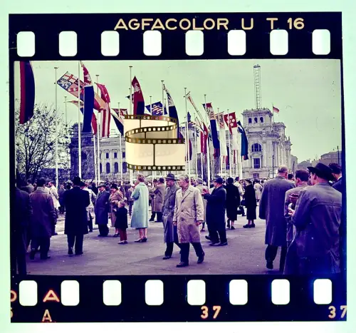 Agfacolor Dia - Berliner Reichstag mit vielen Flaggen und Passanten - DDR 1950er