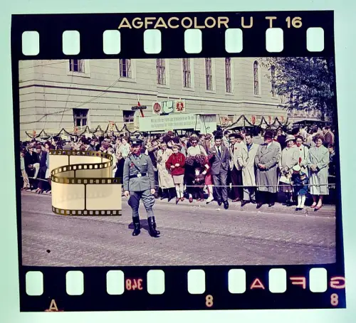 Agfacolor Dia - Berlin, DDR 1950er Passanten Volkspolizei Kundgebung Stalinallee
