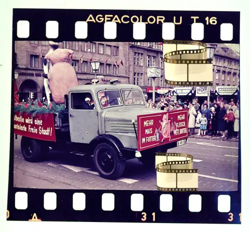 Agfacolor Dia - LKW DDR-Propagandaparade für ein entmilitarisiertes Berlin 1956