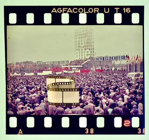 Agfacolor Dia - DDR Maidemonstration in Ost-Berlin mit SED-Parolen - 1950er