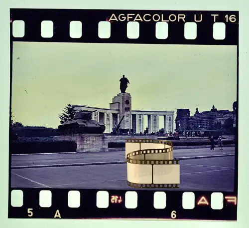Agfacolor Dia - Berlin Ehrenmal Tiergarten - T-34 Panzer - mit Reichstag 1950er