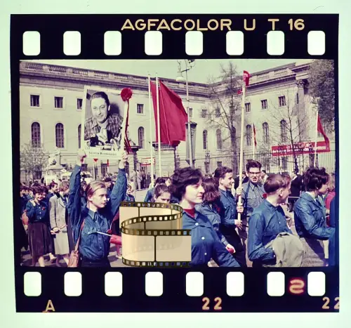 Agfacolor Dia - FDJ-Aufmarsch in Ost-Berlin vor der Humboldt-Uni DDR-Alltag 1955