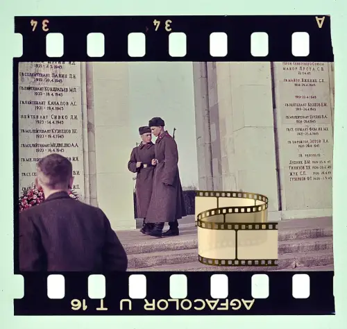 Agfacolor Dia - Berlin Ehrenmal Treptower Park - Ehrengarde Namenstafeln 1950er