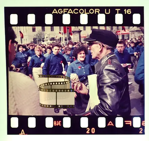Agfacolor Dia - FDJ-Aufmarsch in Ost-Berlin Blauhemden bei einer Parade - 1950er