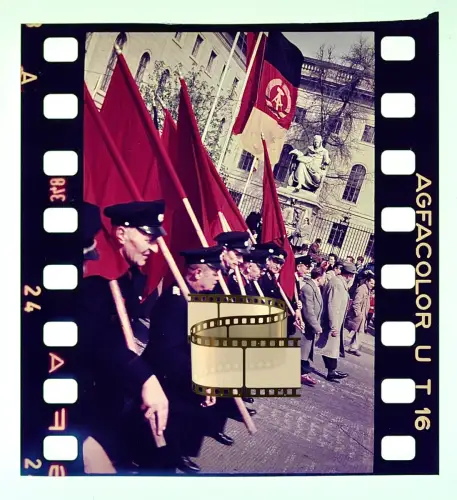 Agfacolor Dia - Aufmarsch Ost-Berlin DDR rote Fahnen am Humboldt-Denkmal -1950er