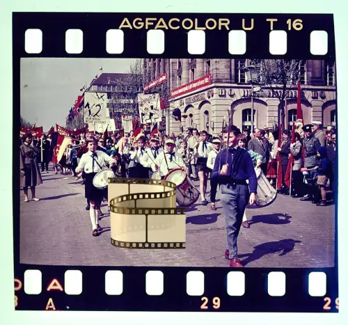 Agfacolor Dia - DDR-Parade Berlin - Junge Pioniere marschieren Trommeln - 1950er
