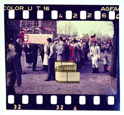 Agfacolor Dia - Ost-Berlin FDJ-Jugendbrigade mit Transparenten auf Straße 1950er