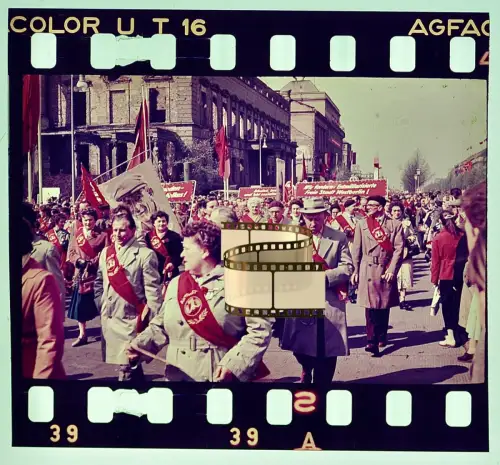 Agfacolor Dia - Berlin DDR-Propagandamarsch - Forderung nach einer Freien Stadt