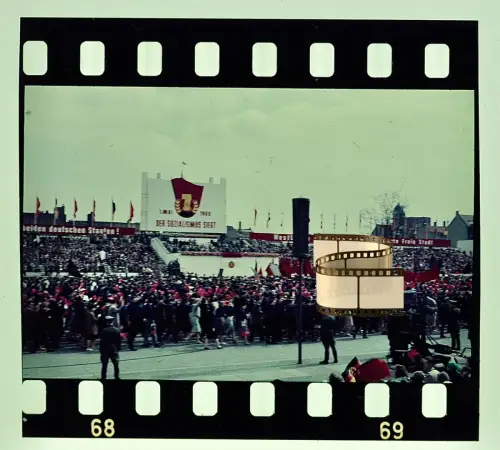 Agfacolor Dia DDR Berlin Massenaufmarsch Marx-Engels-Platz Motto des Sozialismus
