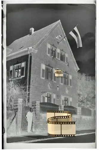 Orig. Negativ 9x6 - Straße Wohnhaus im Elsass bei Straßburg - Fahnen Wimpel 1940