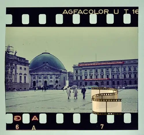 Agfacolor Dia - Berlin Propagandabanner DDR - Kathedrale Bebelplatz Opernplatz