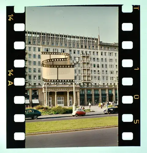 Agfacolor Dia - Berlin Geschäftshaus an Karl-Marx-Allee - Goggomobil PKW 1950er