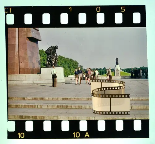 4x Agfacolor Dia Berlin Schülergruppe am Sowjetisch Ehrenmal Treptower Park 1957
