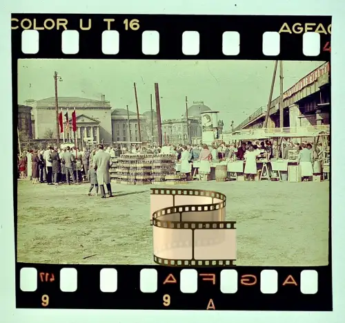Agfacolor Dia- Berlin Marktplatz Lustgarten Verkaufsstände gestapelte Bierkisten