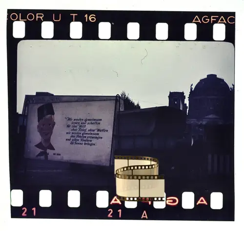 Agfacolor Dia- Ost-Berlin DDR Propagandawand Porträt eines Jungen Pionier 1950er