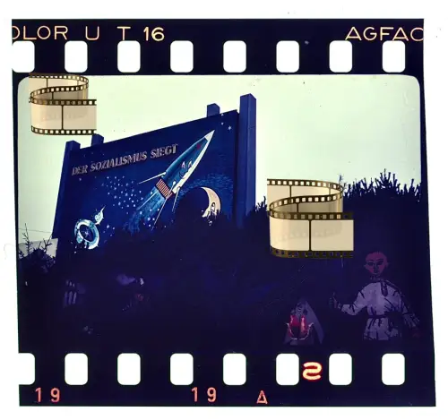 Agfacolor Dia- Ost-Berlin DDR Propagandaplakat Rakete DER SOZIALISMUS SIEGT 1957