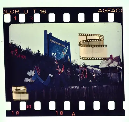Agfacolor Dia- Ost-Berlin DDR Propagandaplakat Rakete DER SOZIALISMUS SIEGT 1957