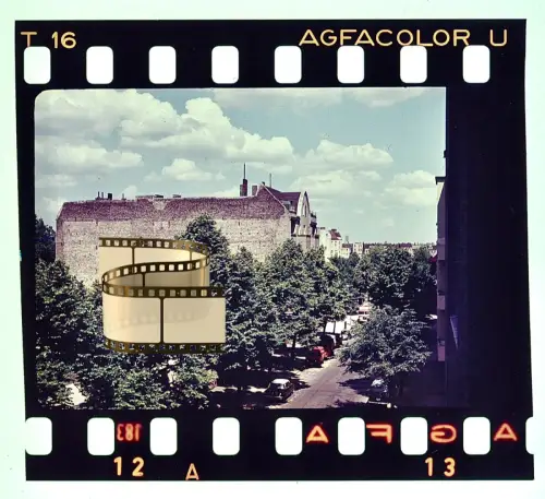 Agfacolor Dia - Berlin Straße mit Wohnbauten Altberliner Fassaden DDR-Fahrzeuge