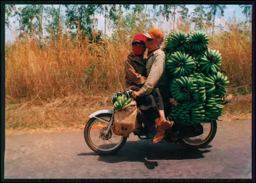 Foto AK- Vietnam - 2 Personen Bananentransport beladenes Motorrad Bananenstauden