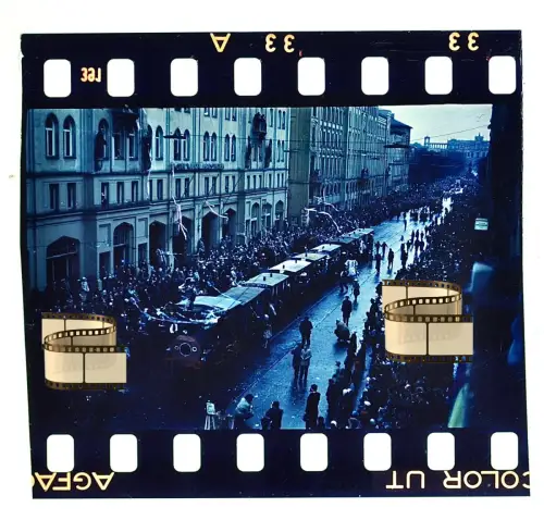 Agfacolor Dia - München Maximilianstraße Faschingsszene Festwagen Zuschauermenge