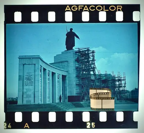 Agfacolor Dia - Berlin Tiergarten Sowjetisches Ehrenmal Soldatenstatue Baugerüst