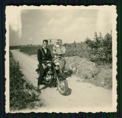 Foto - Motorrad junger Mann mit seiner Maschine -  und Familie
