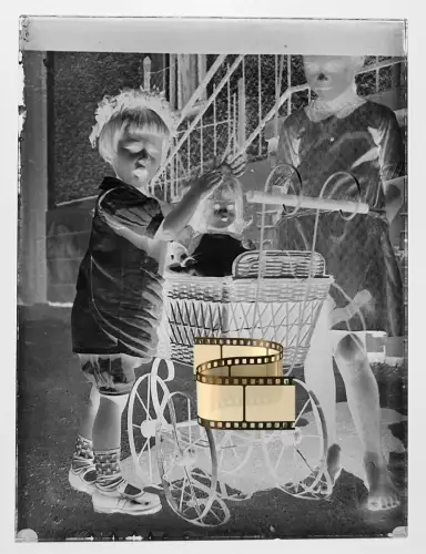 Glas Dia 6x4,5 cm - 2 Mädchen Puppe Puppenwagen Spielzeug Kinderfotografie 1905