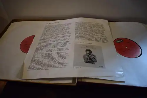 Tom Jones – Portrait In Gold