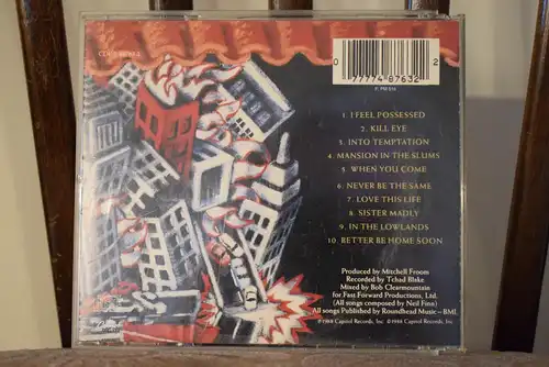 Crowded House – Temple Of Low Men