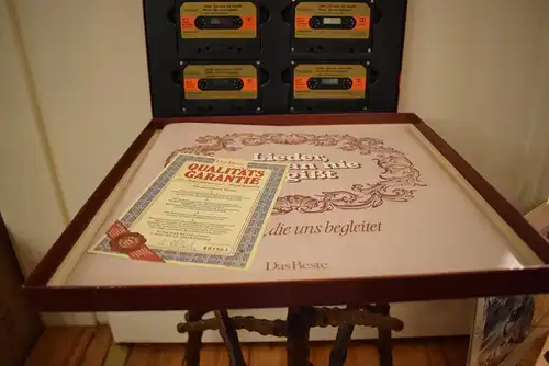 Lieder, Die Man Nie Vergißt / Musik Die Uns Begleitet "Wunderschöne Sammler Box mit 8 Musik Cassetten , schöner Box und umfangreichem Booklet "
