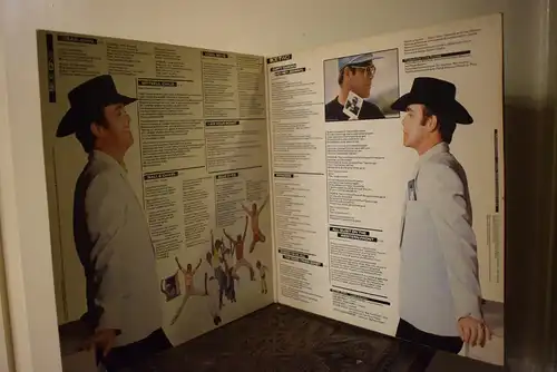 Elton John – Jump Up!