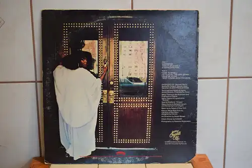 Brenda And The Tabulations – I Keep Coming Back For More