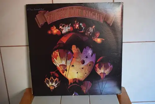 Three Dog Night – Around The World With Three Dog Night " Sehr aufwändig gestaltetes Doppel Live Album , US Pressung von 1973 in sehr gutem Zustand"