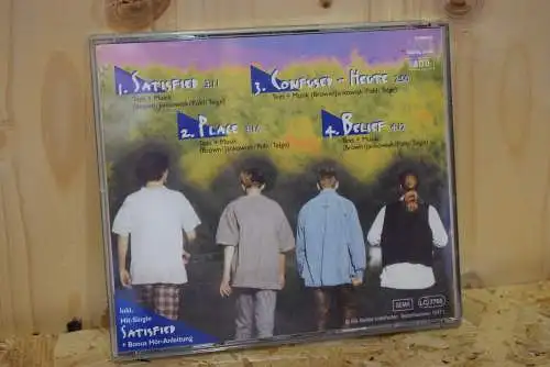 Useless  ‎– Wir Kommen! " Mit Autogrammen der Band auf der Cover Innenseite "