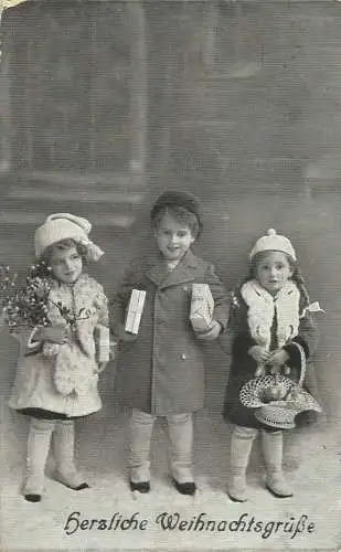 [Glückwunschkarte] AK Weihnachten  Christmas  - Weihnachten / Christmas Kinder mit Geschenken
Österreich 1910. 
