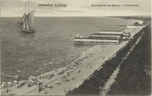 [Echtfotokarte schwarz/weiß] AK Kolberg / Kolobrzeg Strandpartie Familienbad. 