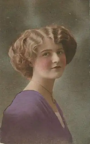 [Echtfotokarte farbig] 2 AKs attraktive, modische Frauen mit Dauerwelle color ca. 1910. 