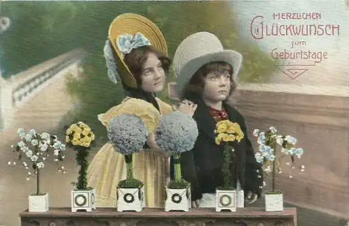 [Glückwunschkarte] AK Geburtstag Kinder Mädchen Junge Hüte Blumen Farbkarte 1908. 