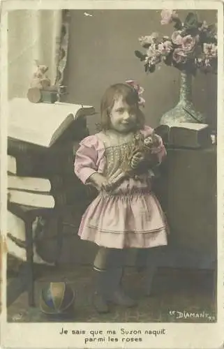 [Echtfotokarte farbig] AK Kind Mädchen mit Puppe Ball Stoffhase Farbfoto ca. 1930. 