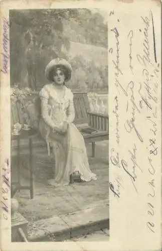 [Künstlerpostkarte reproduziert] AK Elegante Frau mit Buch auf Bank - Künstler M. M. Vienne 1904. 