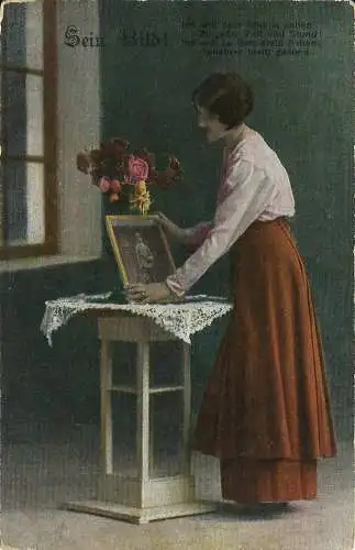 [Feldpostkarte] AK 1. Weltkrieg - Liebespaar Frau beim Bild des Mannes/Soldaten color 1917. 