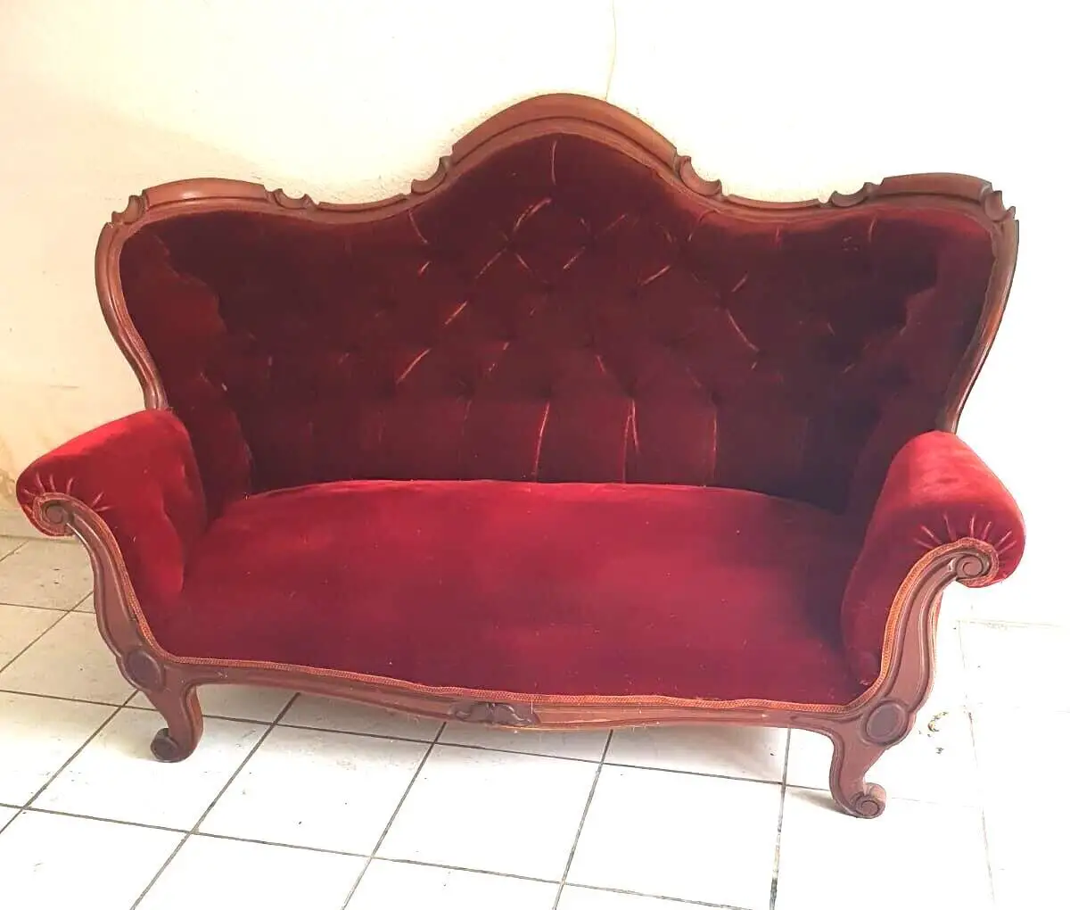 Rotes samt Sofa | Antik 0