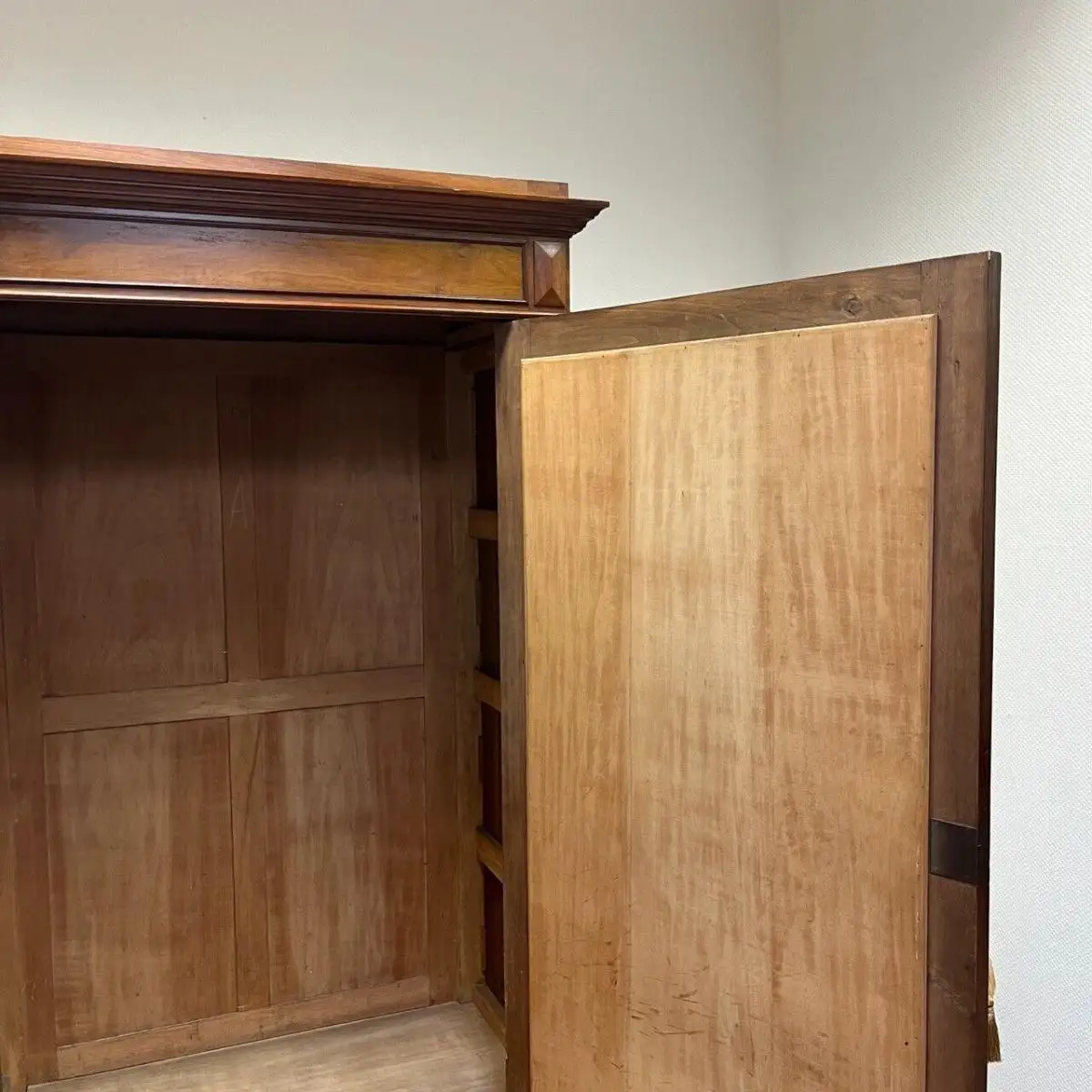 Antiker Schrank mit Spiegel aus der Gründerzeit um 1880 15