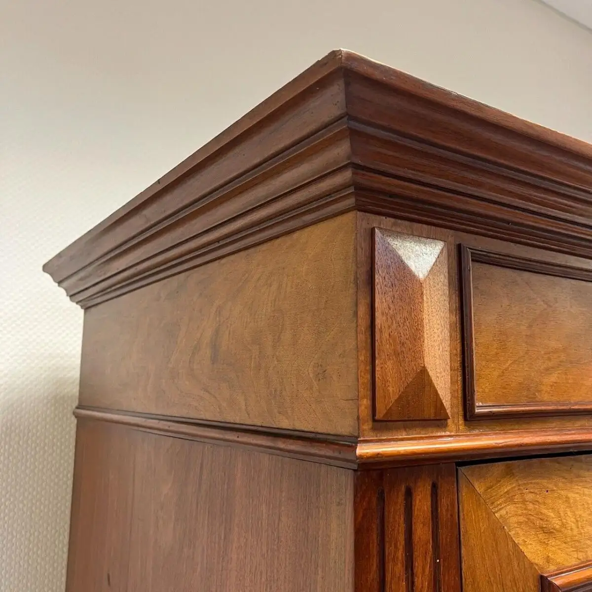 Antiker Schrank mit Spiegel aus der Gründerzeit um 1880 2