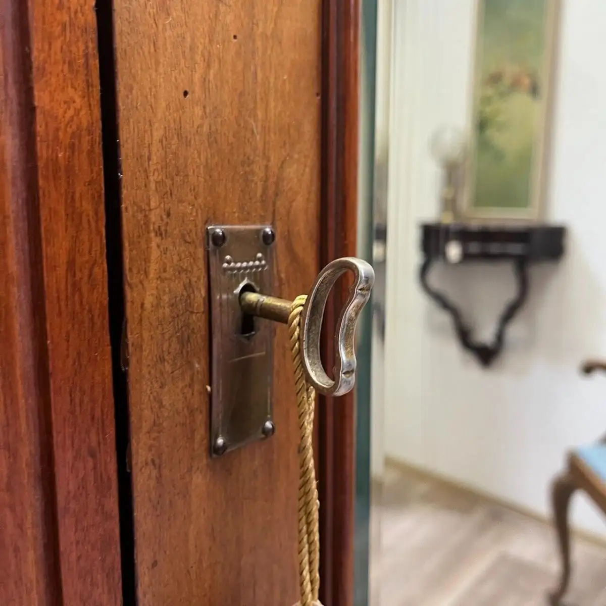 Antiker Schrank mit Spiegel aus der Gründerzeit um 1880 3